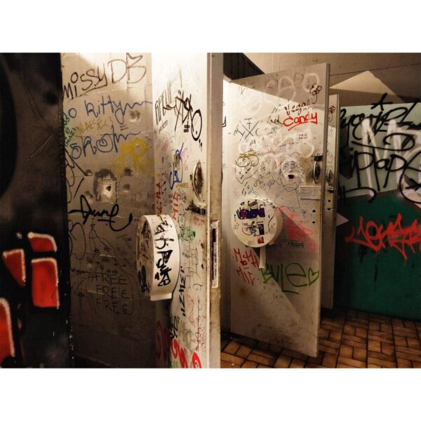 Ander Szinetar. DE LA SERIE: TOILETTEN, BERLIN (2015-2019)