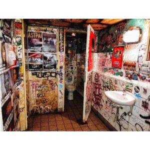 Ander Szinetar. DE LA SERIE: TOILETTEN, BERLIN (2015-2019)